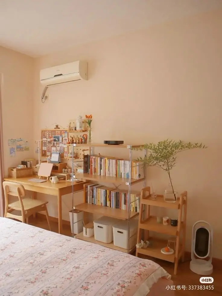 Furniture kayu di kamar kos yang kusam dan mengelupas